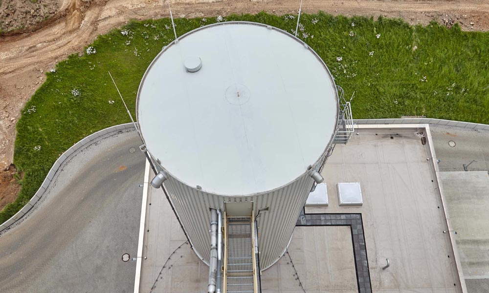 The 1000 m³ storage silo with a diameter of 8 m and a total height of approx. 24 m is one of the largest sewage sludge storage silos in Europe