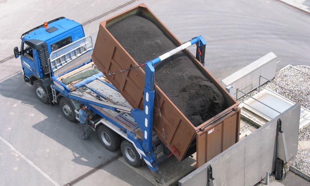 Truck receiving silo