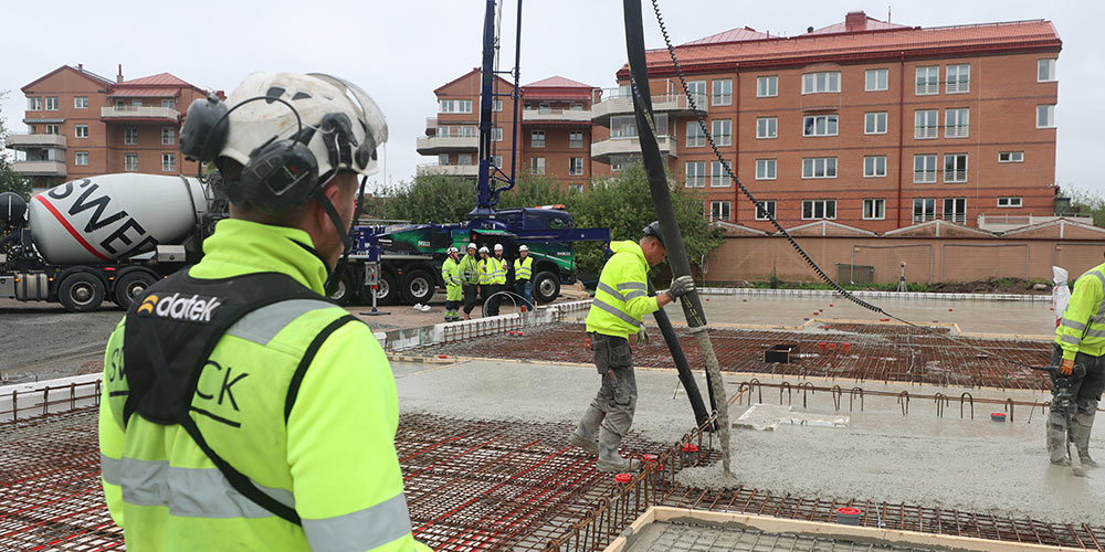 Adam Malmborg is the operator of the iONTRON eBSF 42-5 on the first jobsite in Uppsala