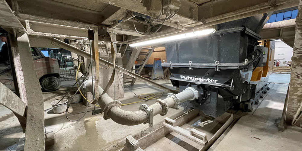 Putzmeister 3,200 l hopper extension with quick-release fastener for decoupling from the concrete pump. With newly added recycling tray below the pump for faster cleaning of pump and hopper.