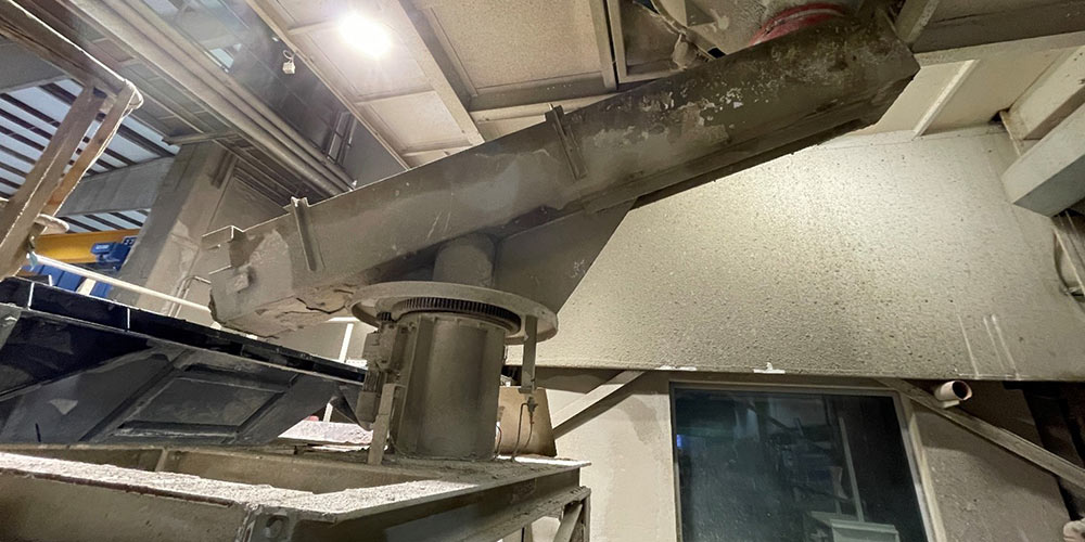 Swivel chute for optional filling of stationary concrete pumps as well as mobile truck mixers