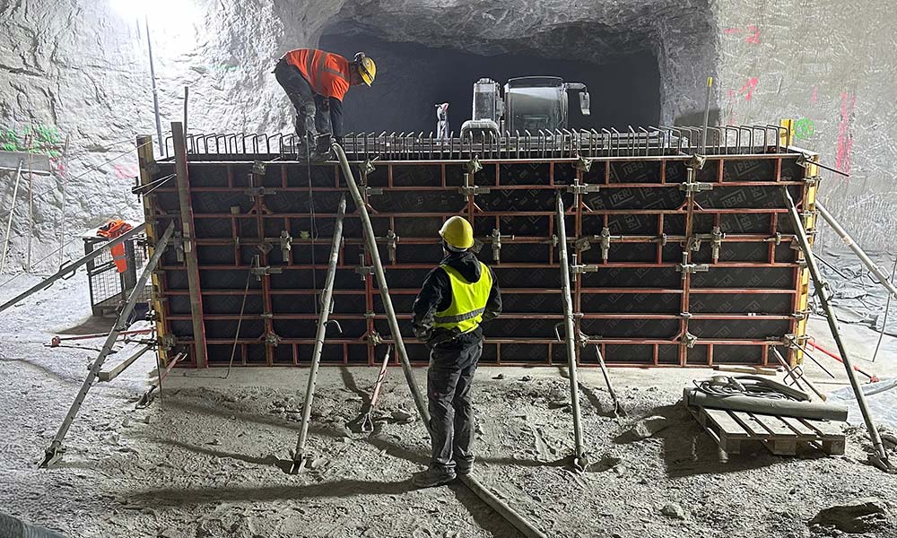 Underground concreting of a wall in an anhydrite mine with the Putzmeister P 720 double-piston pump